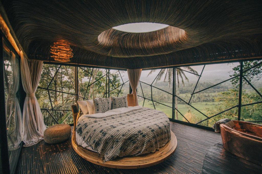 Postel nebo postele na pokoji v ubytování Hideout Eco Bamboo House Bali