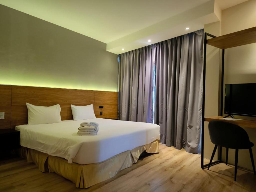 Postel nebo postele na pokoji v ubytování Roxy Hotel Padungan
