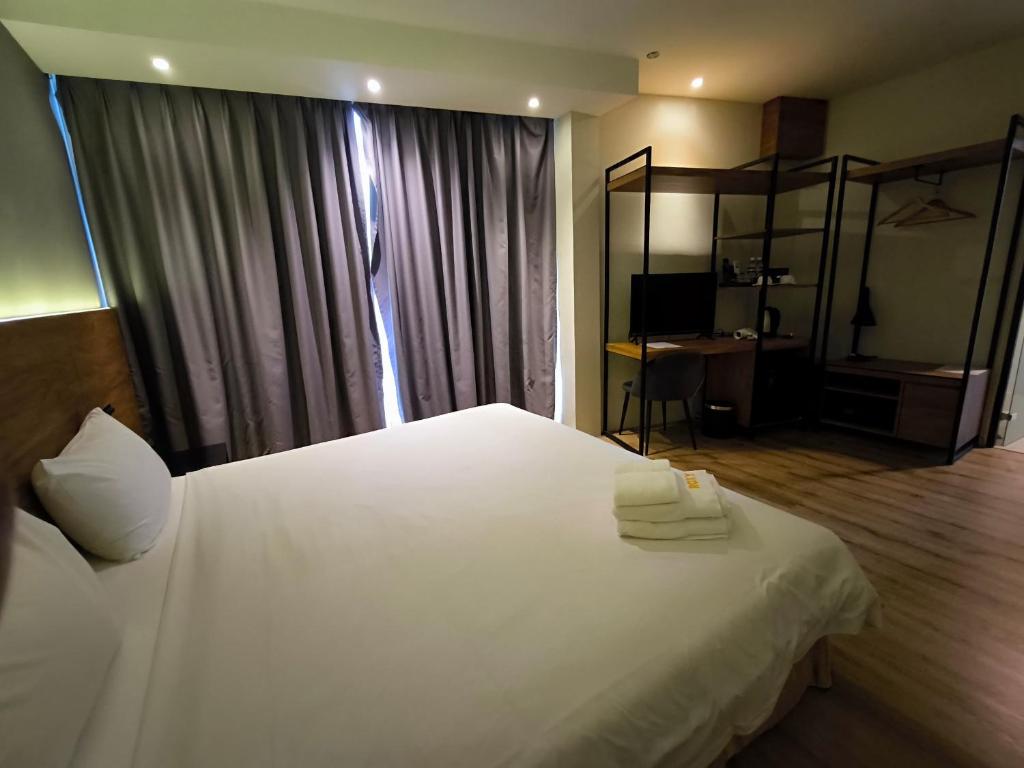 Postel nebo postele na pokoji v ubytování Roxy Hotel Padungan