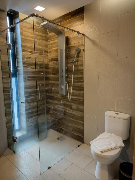 Koupelna v ubytování Roxy Hotel Padungan