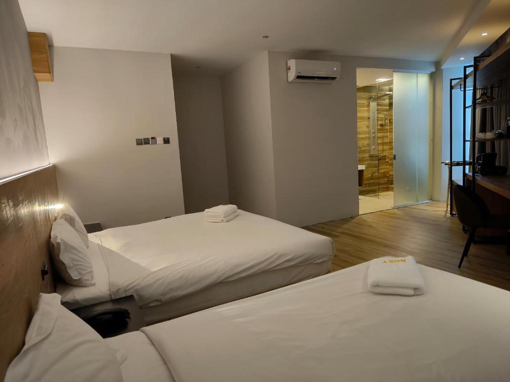 Postel nebo postele na pokoji v ubytování Roxy Hotel Padungan