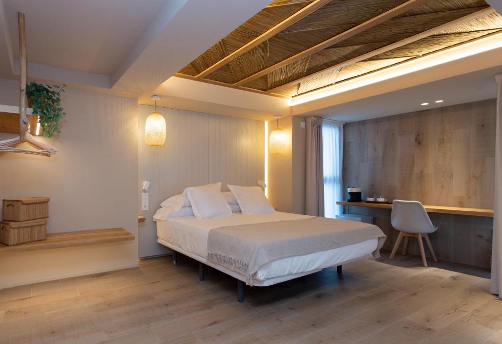 Postel nebo postele na pokoji v ubytování XULOS Rooms & Suites