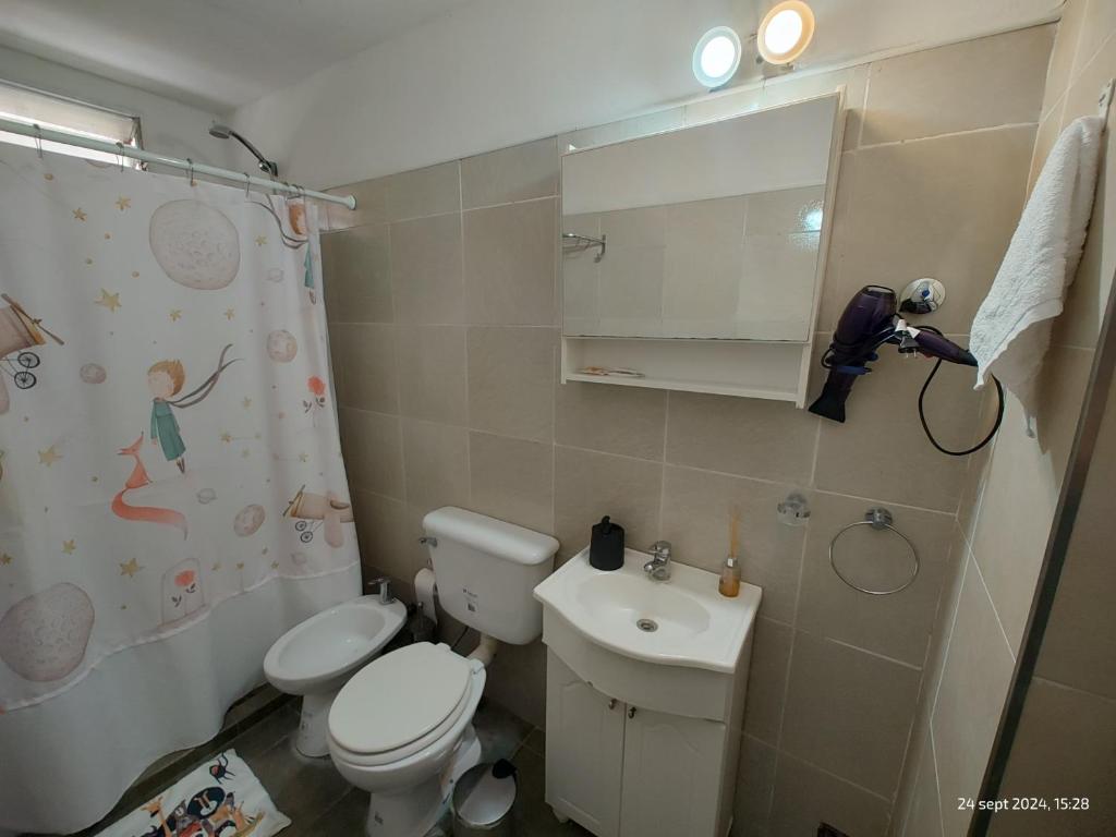 a bathroom with a toilet and a sink and a shower at Departamento en Planta baja, centrico, cochera cubierta Sarmiento265apart D6 in San Fernando del Valle de Catamarca