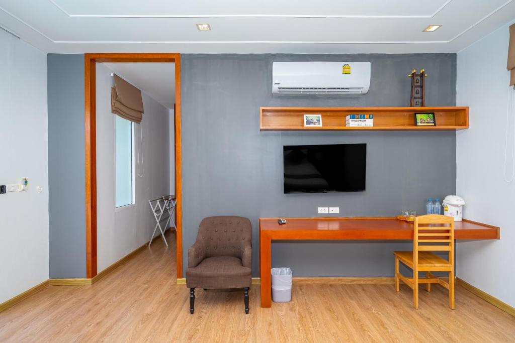 TV a/nebo společenská místnost v ubytování Phuket La Siesta Pool Villas & Pool Access Rooms