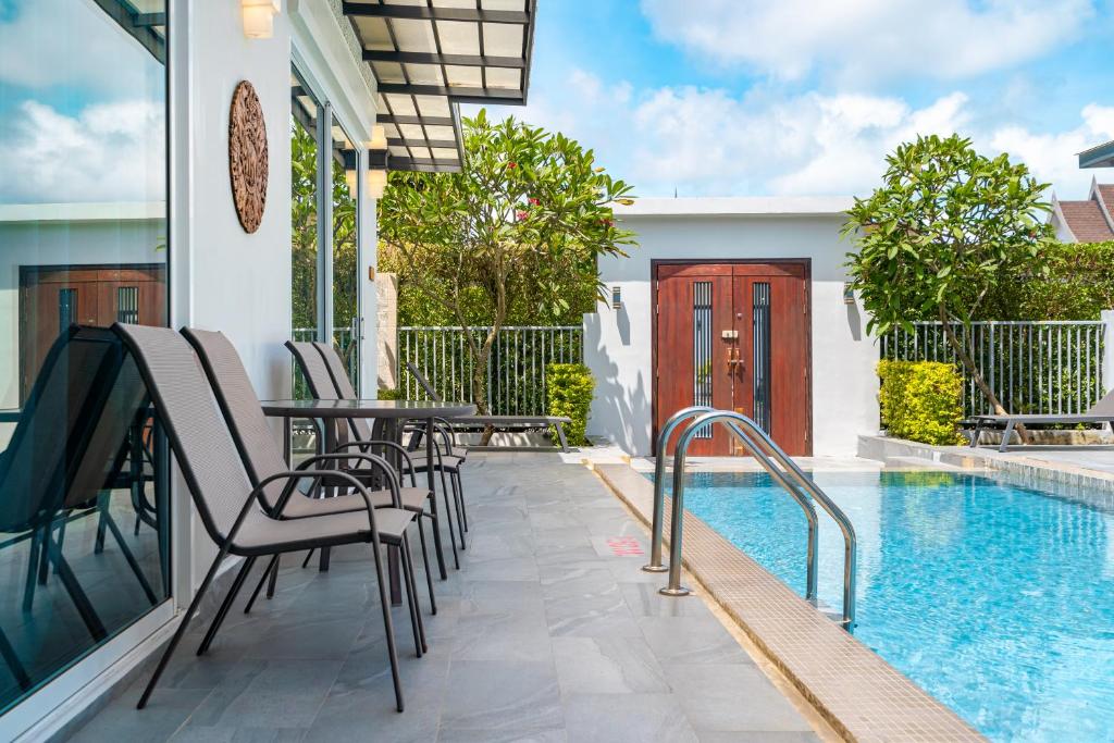 Bazén v ubytování Phuket La Siesta Pool Villas & Pool Access Rooms nebo v jeho okolí