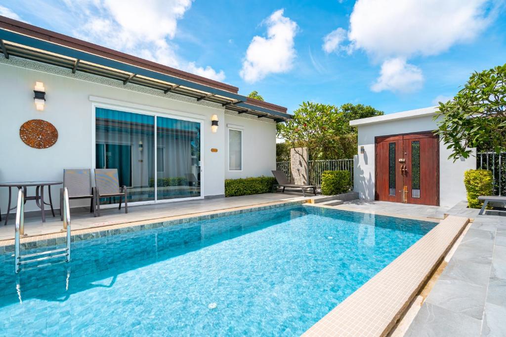 Bazén v ubytování Phuket La Siesta Pool Villas & Pool Access Rooms nebo v jeho okolí