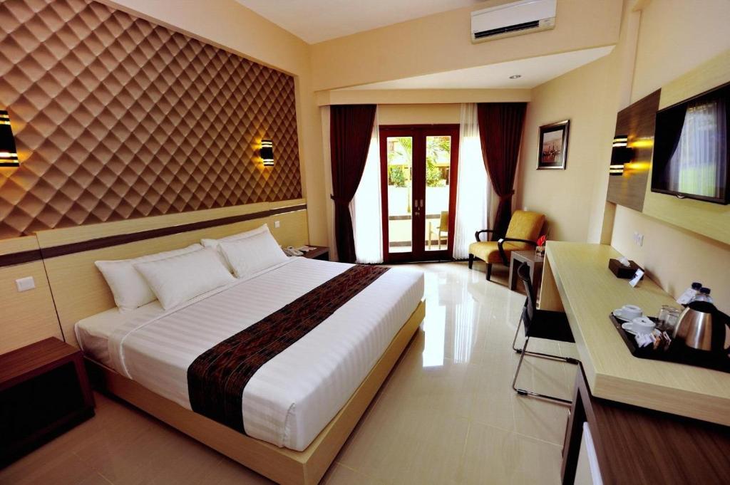 Postel nebo postele na pokoji v ubytování Lombok Raya Hotel
