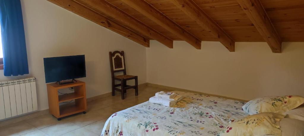 Postel nebo postele na pokoji v ubytování ALTOGREDOS Hotel Rural y apartamentos turísticos