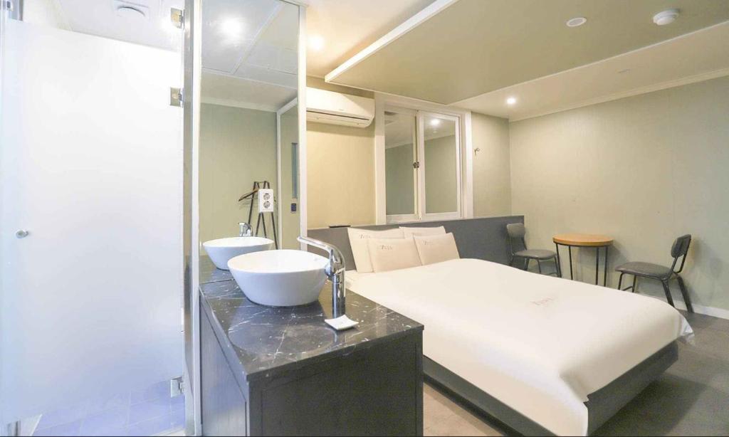 Postel nebo postele na pokoji v ubytování Gamdong Hotel