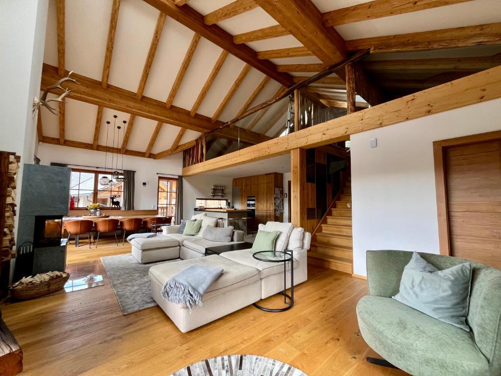 a living room with a white couch and chairs at Sonnberg Chalet - Entspannung pur im Luxus Chalet mit Whirlpool-Sauna in Lachtal