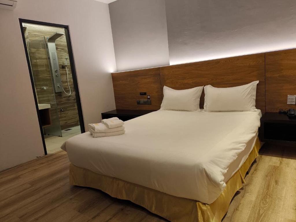 Postel nebo postele na pokoji v ubytování Roxy Hotel Padungan