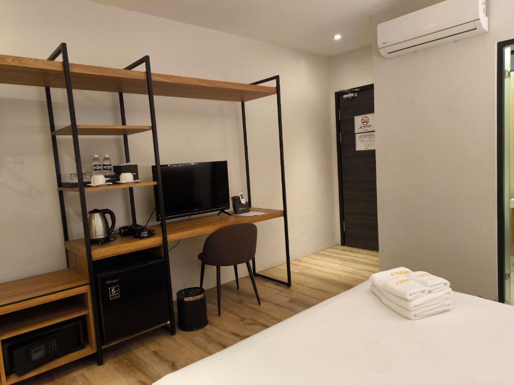 Postel nebo postele na pokoji v ubytování Roxy Hotel Padungan