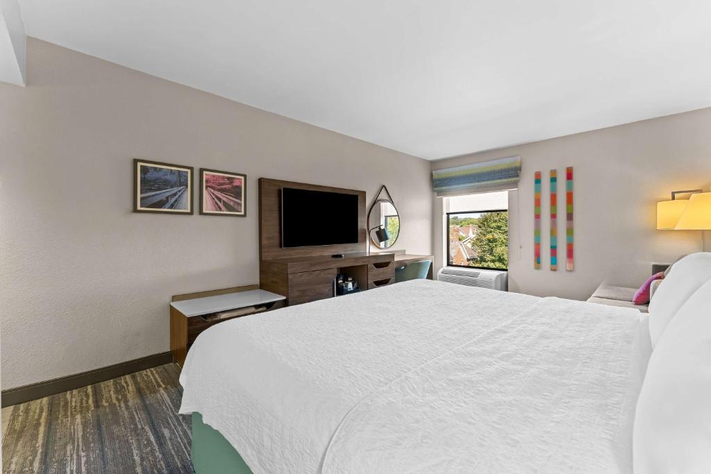 Hampton Inn Stroudsburg Poconos - King Room With Sofa Bed And Study - Non-Smoking