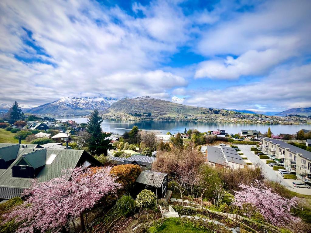 Blick auf eine Stadt mit See und Bergen in der Unterkunft Queenstown Villa with Amazing Lake Views & floor heating 湖景别墅 & 地暖 in Queenstown