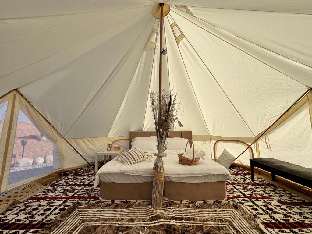 Postel nebo postele na pokoji v ubytování Thousand Stars Desert Camp