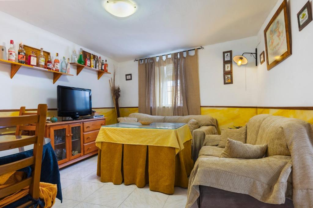 un soggiorno con due divani e una TV di Fuente Nueva a Cazalla de la Sierra
