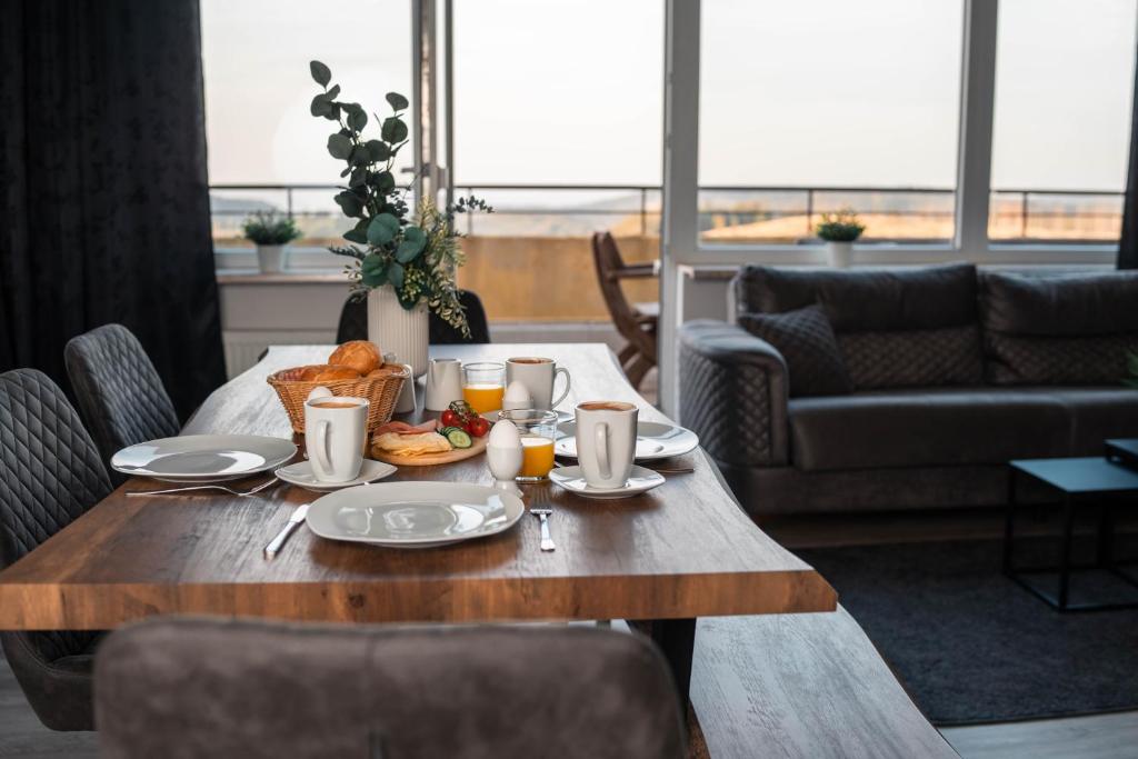 een tafel met een bord eten erop bij Penthouse Brockenblick 381 in Braunlage