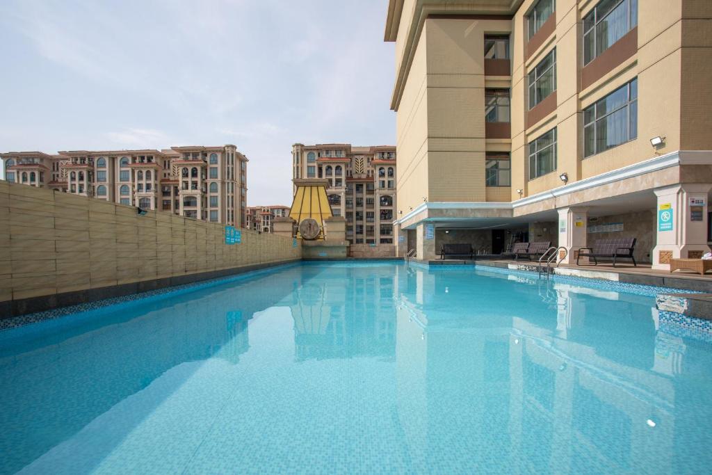 Bazén v ubytování Wyndham Garden Foshan Nanhai nebo v jeho okolí