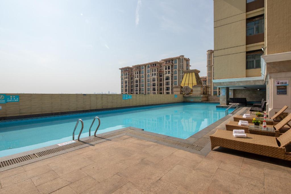 Bazén v ubytování Wyndham Garden Foshan Nanhai nebo v jeho okolí