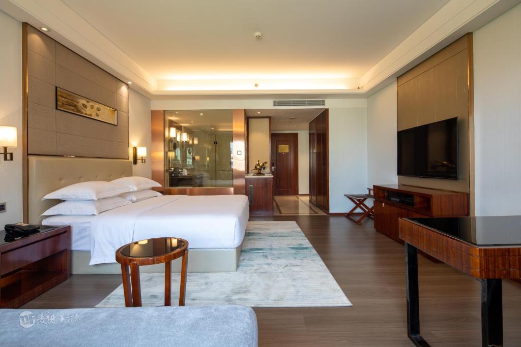 Postel nebo postele na pokoji v ubytování Wyndham Garden Foshan Nanhai