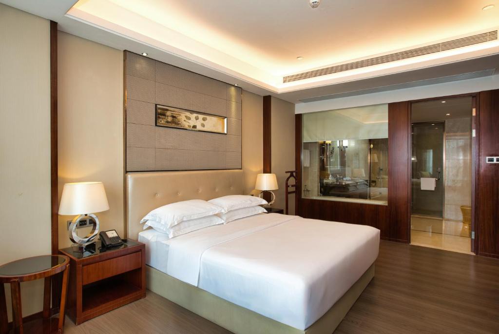 Postel nebo postele na pokoji v ubytování Wyndham Garden Foshan Nanhai