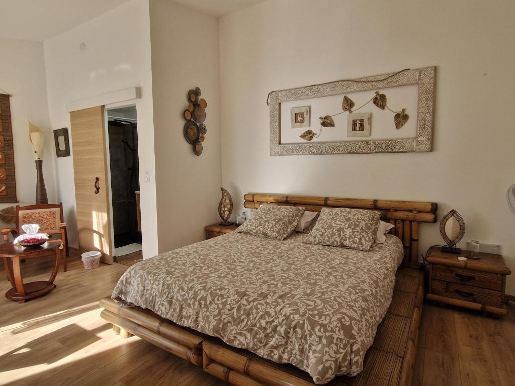 Postel nebo postele na pokoji v ubytování La sérénité Balinaise, chambre et sdb privée, jardin , piscine en saison, près de Chantilly, parc Astérix et CDG et Paris en 20'