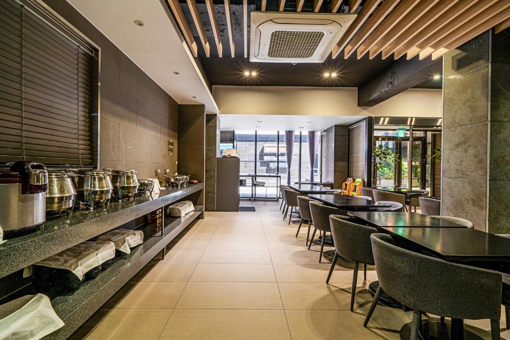 Příslušenství pro přípravu čaje a kávy v ubytování Rivertain Hotel Gyeongju