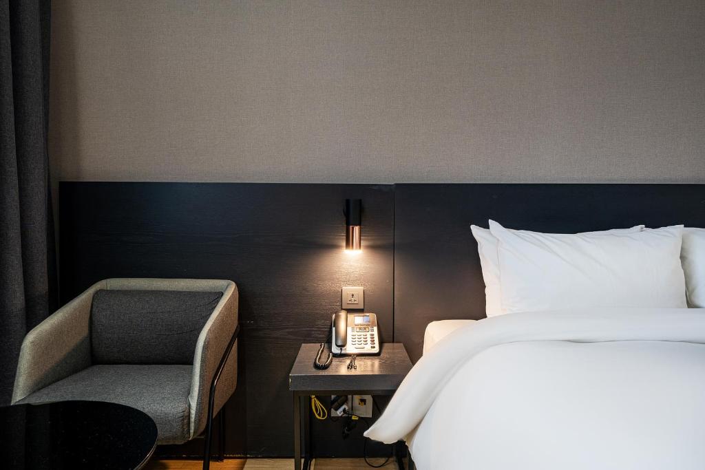 Postel nebo postele na pokoji v ubytování Rivertain Hotel Gyeongju