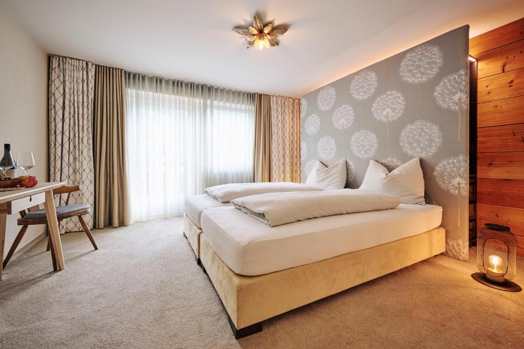 Postel nebo postele na pokoji v ubytování Arlberg Stuben - das kleine, feine Hotel