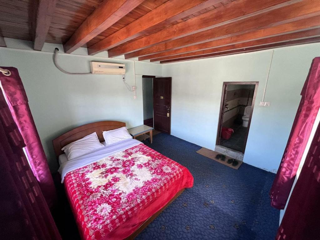 Postel nebo postele na pokoji v ubytování Hotel The Royal Mustang