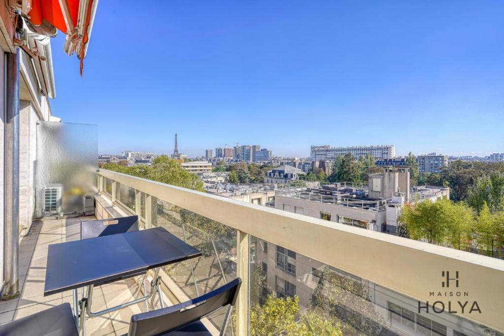 d'un balcon avec des chaises et une vue sur la ville. dans l'établissement Le Panoramique- Vue Tour Eiffel - 313B, à Paris