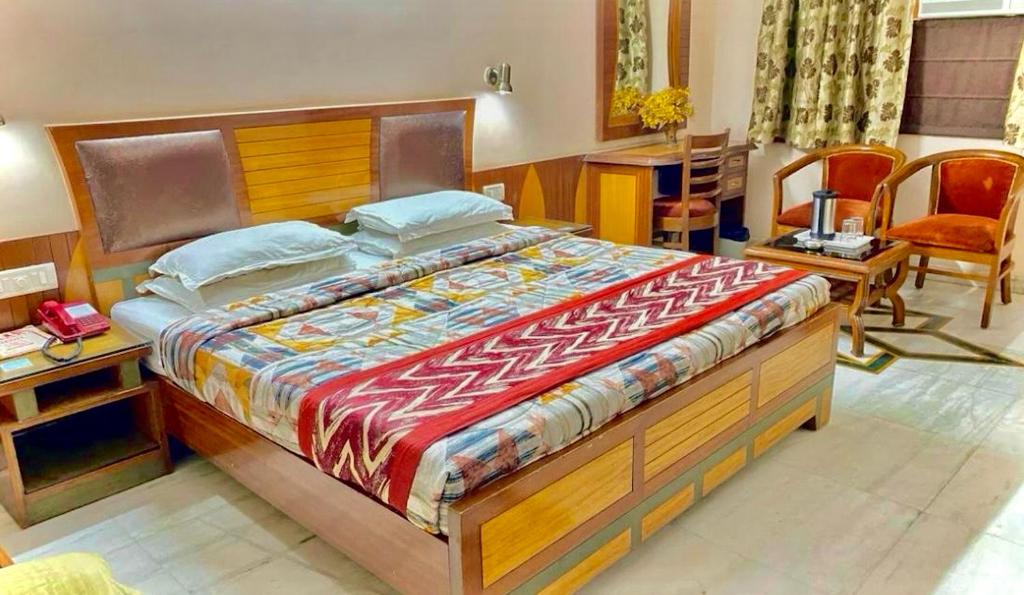 Postel nebo postele na pokoji v ubytování Hotel C Park - 2 mins from Karol Bagh Metro Station, New Delhi