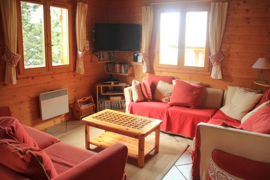 un salon avec des canapés rouges et une télévision dans l'établissement CHALET MORCLAN MCL6 NATURE & VIEW 8 Pers, à Châtel