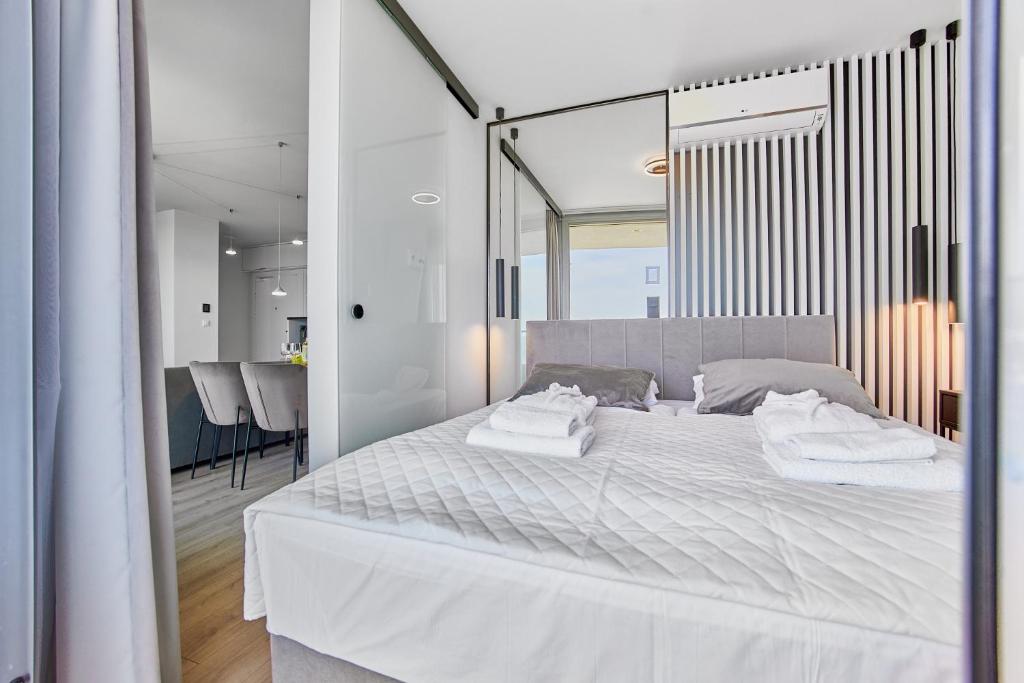 Posteľ alebo postele v izbe v ubytovaní Wave Sea View & SPA Apartment A756