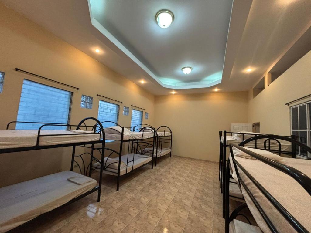 Giường trong phòng chung tại Hostal CASA LUNA