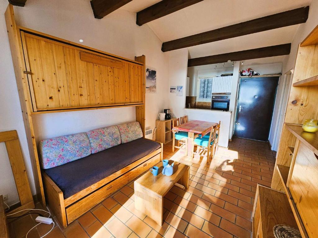 un salon avec un canapé et une table dans l'établissement Piscines, tennis, plage...Pleine vue mer, à Saint-Mandrier-sur-Mer