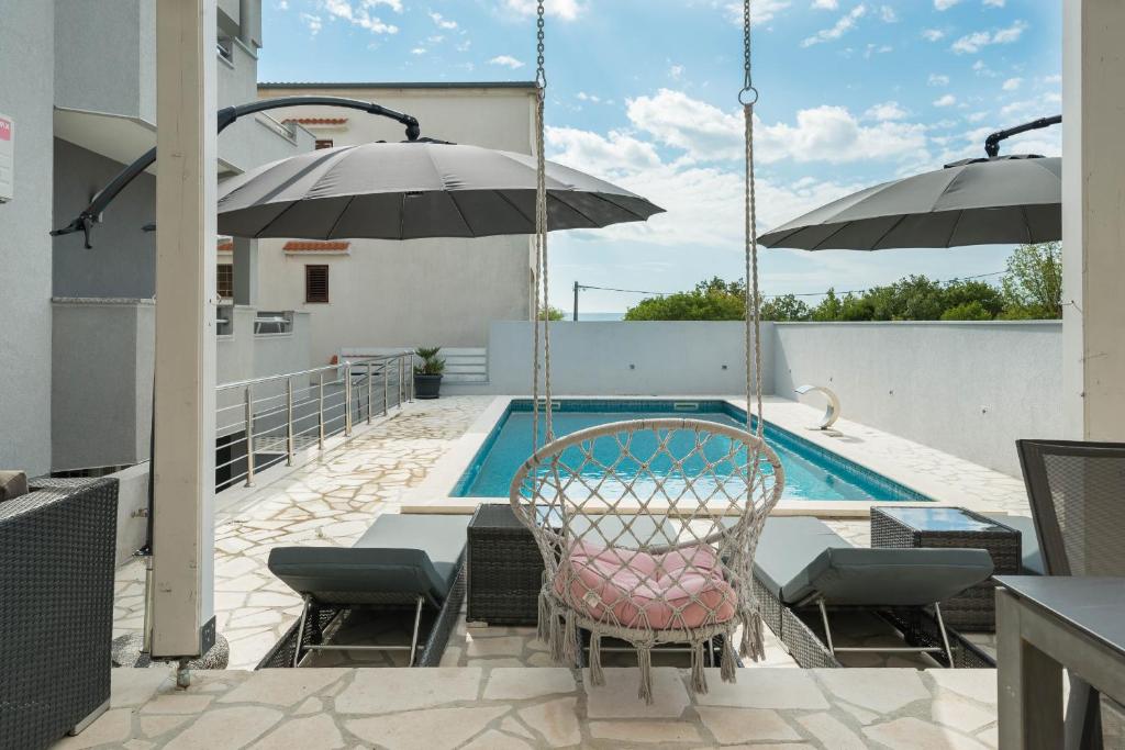Bazén v ubytování Holiday home Viktoria with pool nebo v jeho okolí