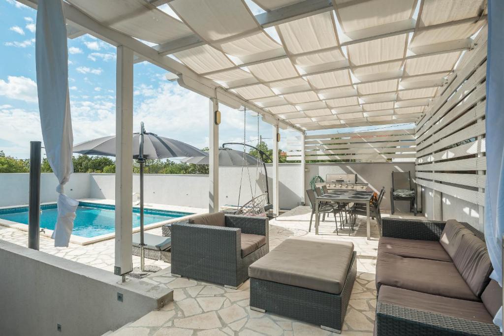 Bazén v ubytování Holiday home Viktoria with pool nebo v jeho okolí