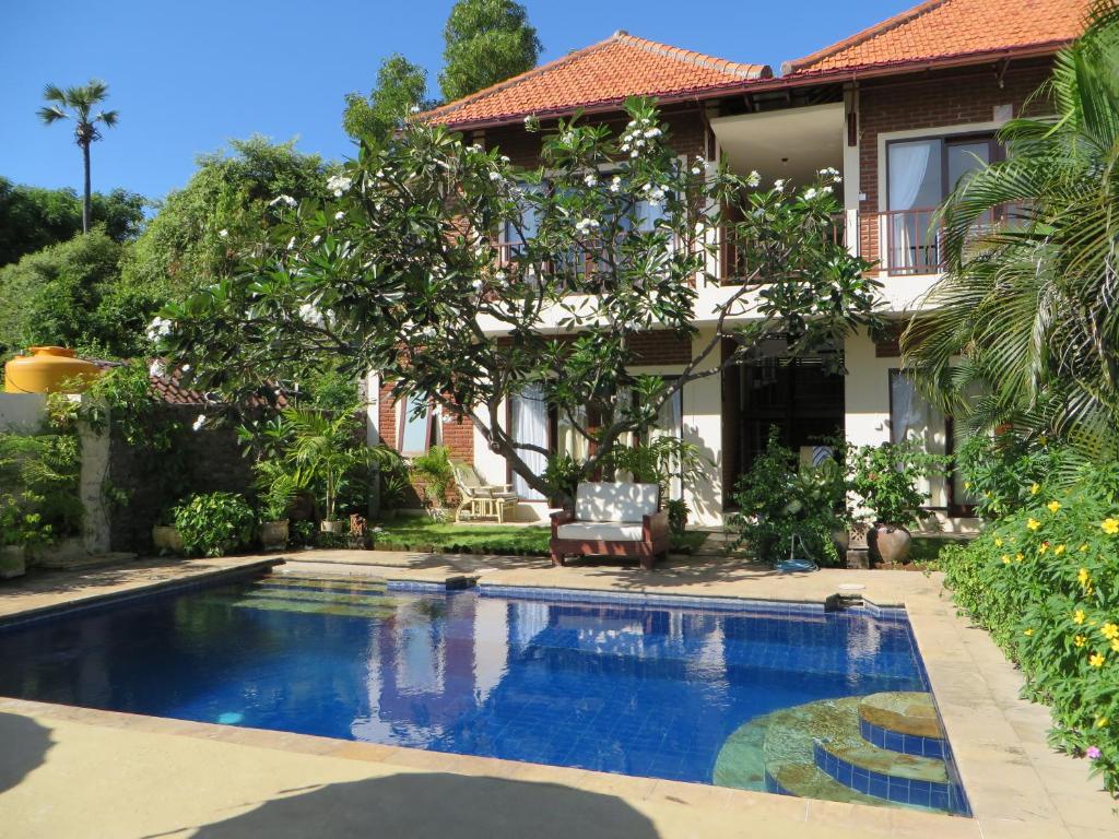 - une piscine en face d'une maison dans l'établissement Jukung Dive Resort Bali AMED, à Amed