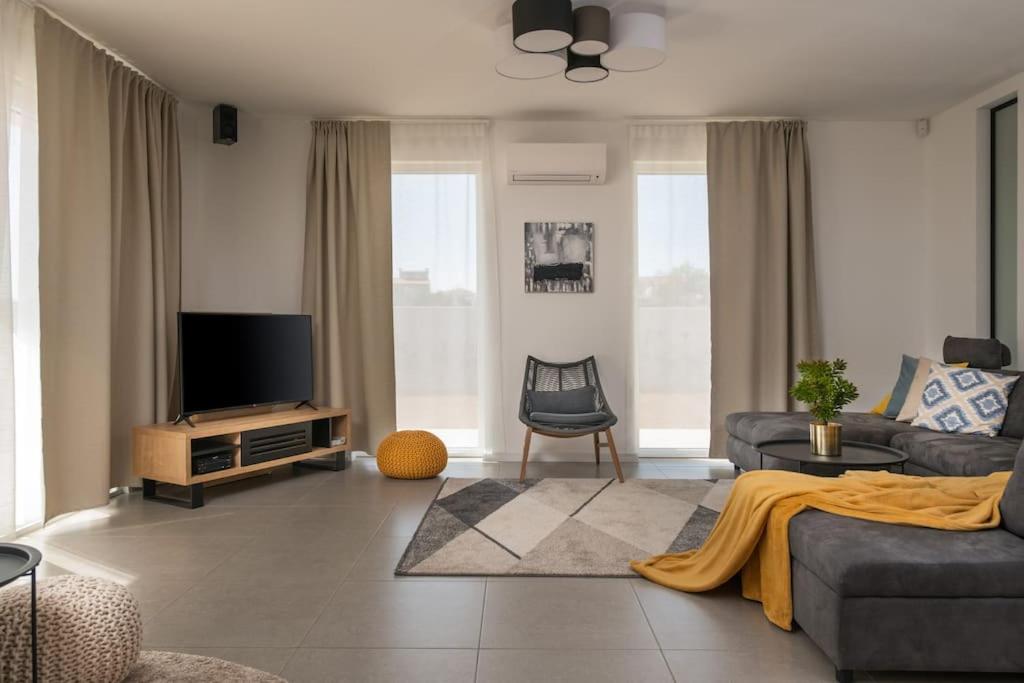 Televízia a/alebo spoločenská miestnosť v ubytovaní Villa Rhea, Marčana
