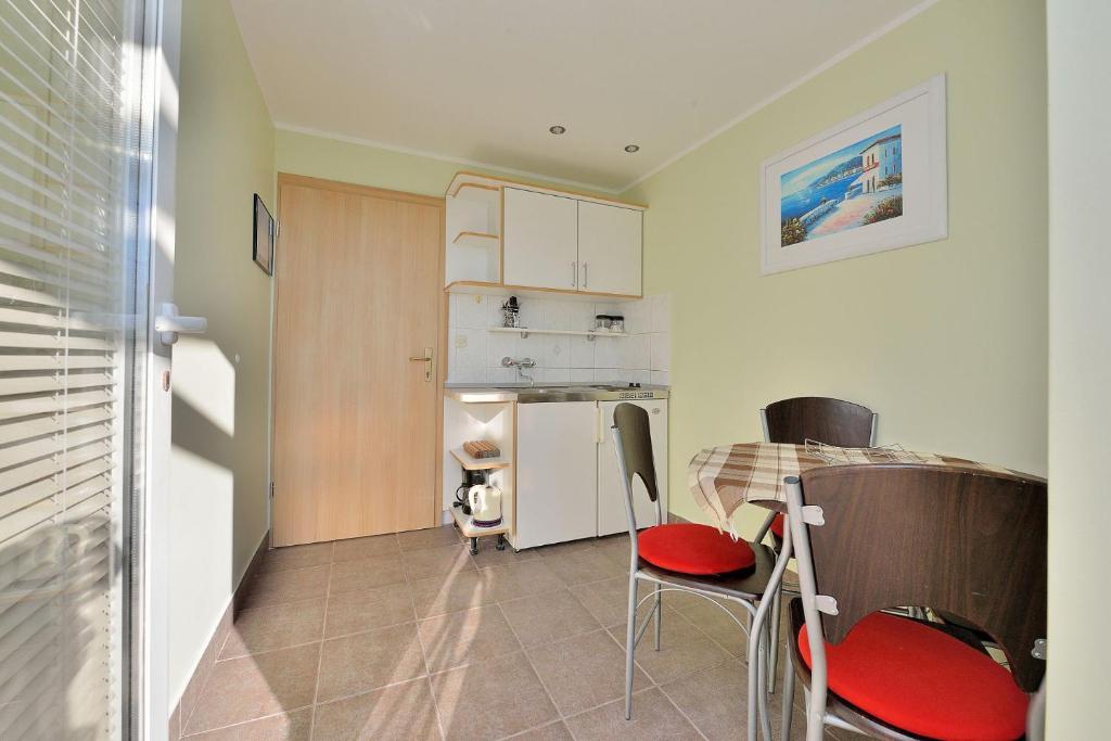 Kuchyň nebo kuchyňský kout v ubytování Apartments Tomo