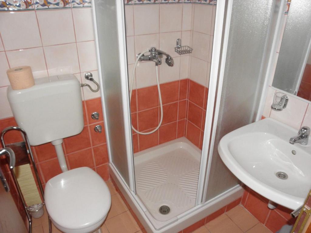Koupelna v ubytování Apartments Monika