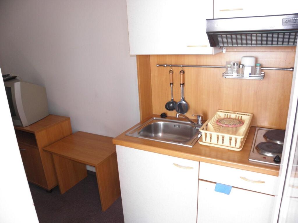 Kuchyň nebo kuchyňský kout v ubytování Apartments Monika