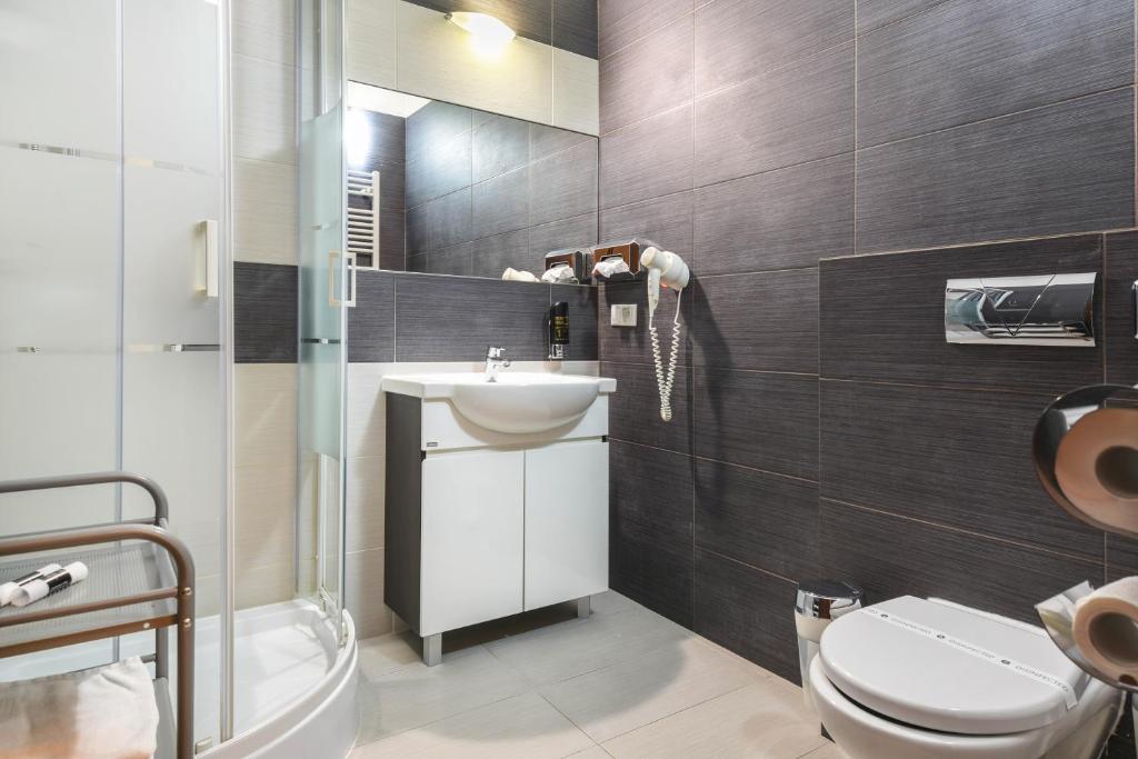 BOUTIQUE HOTEL11 with rooftop SPA - Resim 40