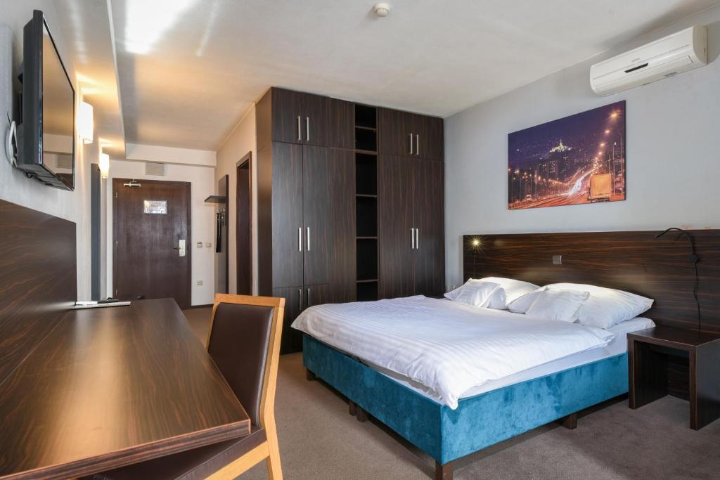 BOUTIQUE HOTEL11 with rooftop SPA - Resim 45