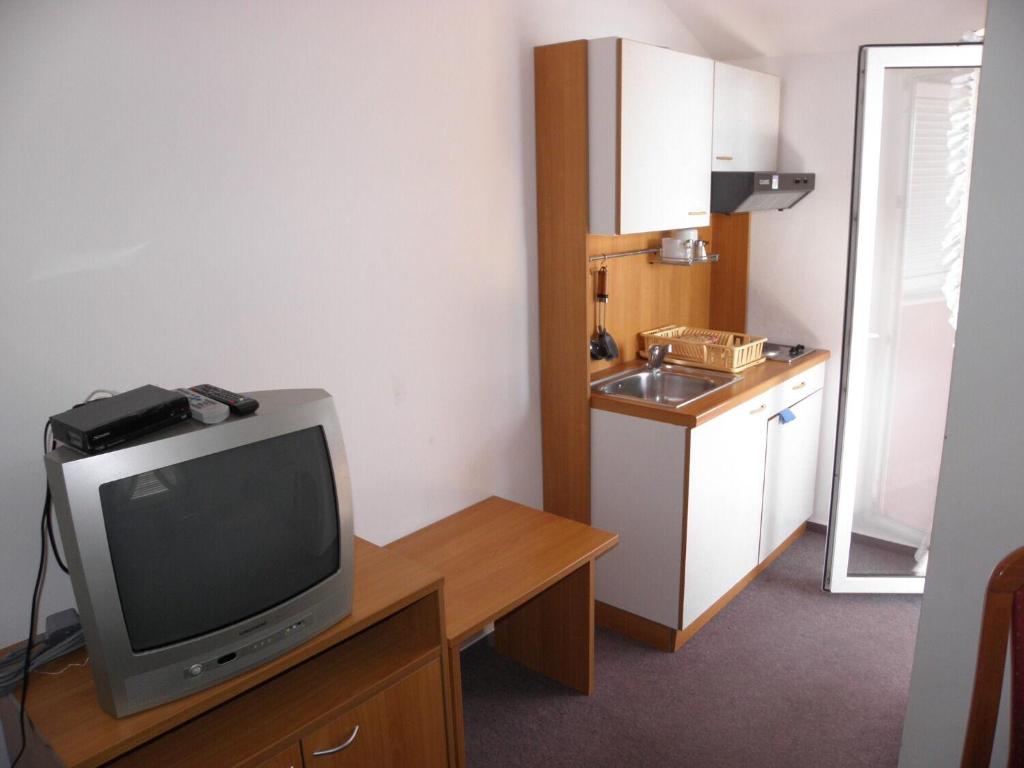 Kuchyň nebo kuchyňský kout v ubytování Apartments Monika