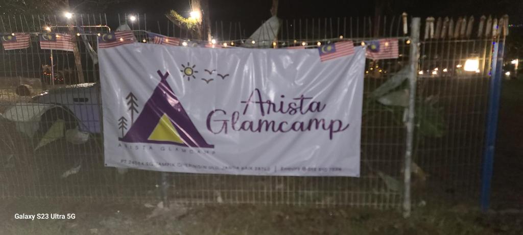 Certifikát, hodnocení, plakát nebo jiný dokument vystavený v ubytování Arista glamcamp