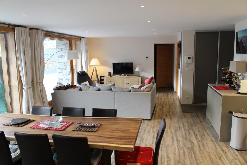 un salon avec une table et un canapé dans l'établissement Mont Royal ROA0102 CHARMING & COSY 6 pers, à Châtel