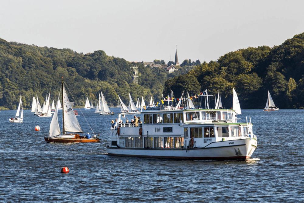 a group of boats on a lake with sailboats at Gemütliche Ferienwohnung in Essen