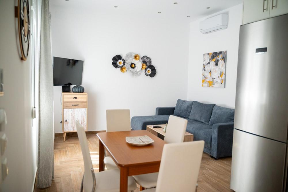 Dapur atau dapur kecil di Kyra's Luxury Suites 1